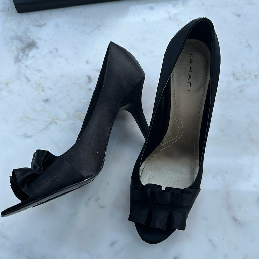 Tahari Black Ruffle Peep Toe Pumps SZ 9.5